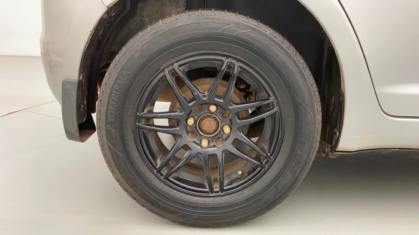 2010 Maruti Swift VXI, Petrol, Manual, 77,112 km, Right Rear Wheel