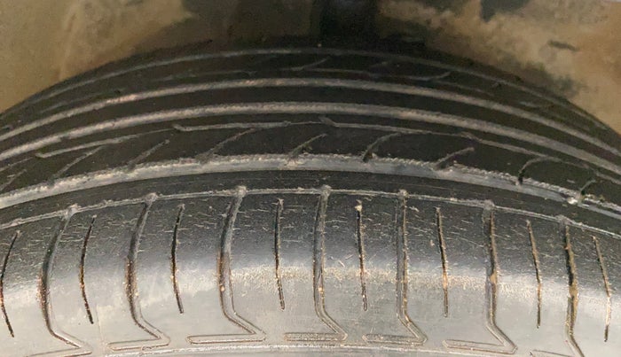 2010 Maruti Swift VXI, Petrol, Manual, 77,112 km, Right Front Tyre Tread