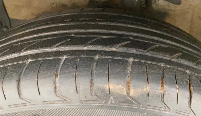 2010 Maruti Swift VXI, Petrol, Manual, 77,112 km, Left Front Tyre Tread
