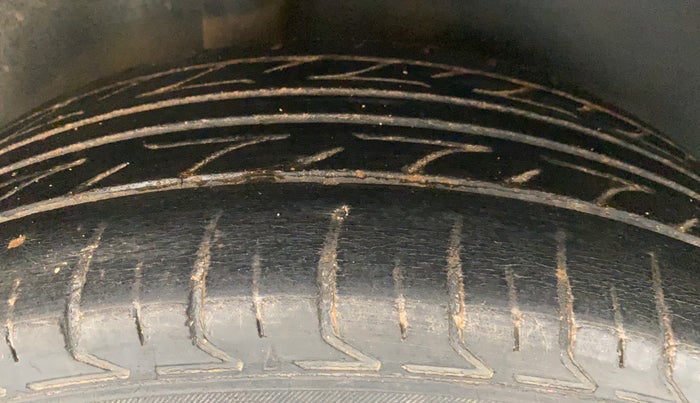2010 Maruti Swift VXI, Petrol, Manual, 77,112 km, Right Rear Tyre Tread