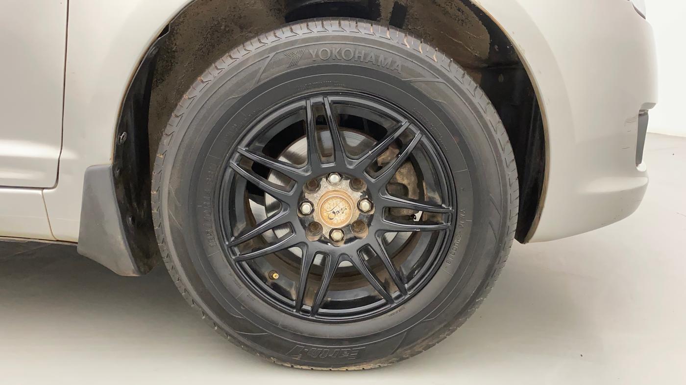 2010 Maruti Swift VXI, Petrol, Manual, 77,112 km, Right Front Wheel