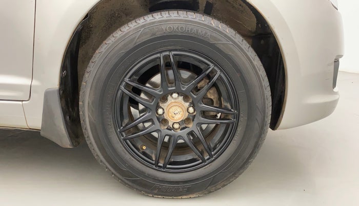 2010 Maruti Swift VXI, Petrol, Manual, 77,112 km, Right Front Wheel