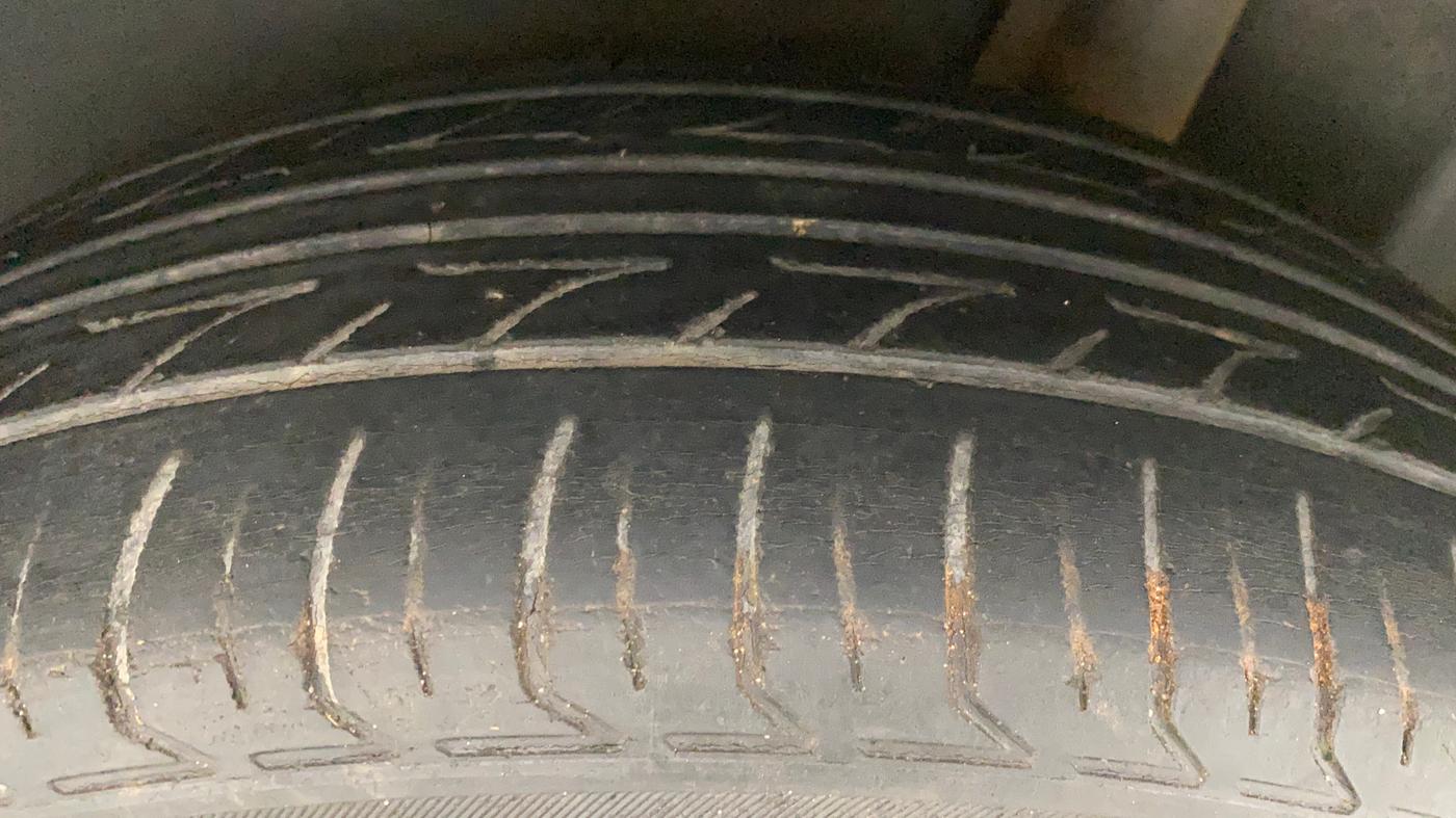 2010 Maruti Swift VXI, Petrol, Manual, 77,112 km, Left Rear Tyre Tread