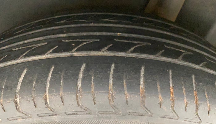 2010 Maruti Swift VXI, Petrol, Manual, 77,112 km, Left Rear Tyre Tread