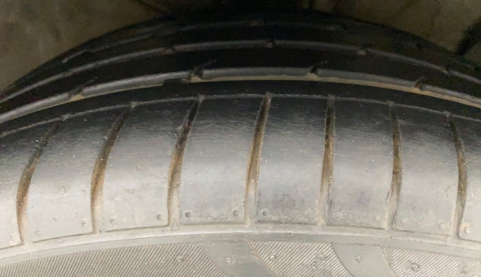 2016 Hyundai Creta SX PLUS AT 1.6 DIESEL, Diesel, Automatic, 1,18,727 km, Right Front Tyre Tread