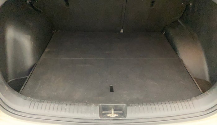 2016 Hyundai Creta SX PLUS AT 1.6 DIESEL, Diesel, Automatic, 1,18,727 km, Boot Inside