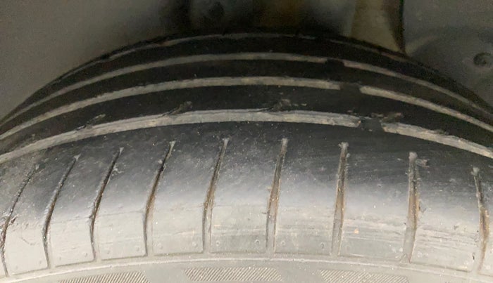2016 Hyundai Creta SX PLUS AT 1.6 DIESEL, Diesel, Automatic, 1,18,727 km, Left Rear Tyre Tread