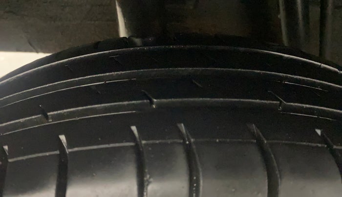 2017 Renault Kwid RXT 1.0, Petrol, Manual, 74,500 km, Right Rear Tyre Tread