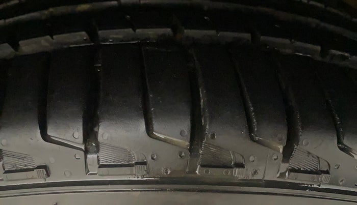 2018 Mahindra XUV500 W11, Diesel, Manual, 97,358 km, Right Front Tyre Tread