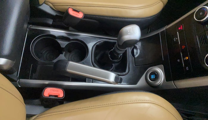 2018 Mahindra XUV500 W11, Diesel, Manual, 97,358 km, Gear Lever