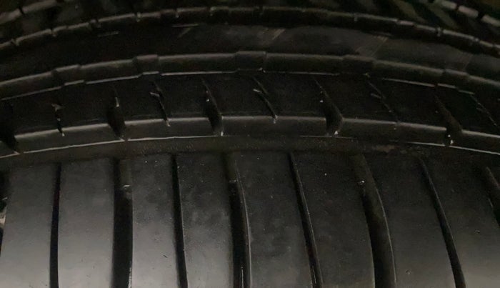 2018 Mahindra XUV500 W11, Diesel, Manual, 97,358 km, Left Rear Tyre Tread
