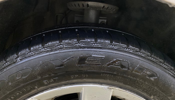 2017 Volkswagen Vento HIGHLINE PETROL AT, Petrol, Automatic, 75,987 km, Right Front Tyre Tread