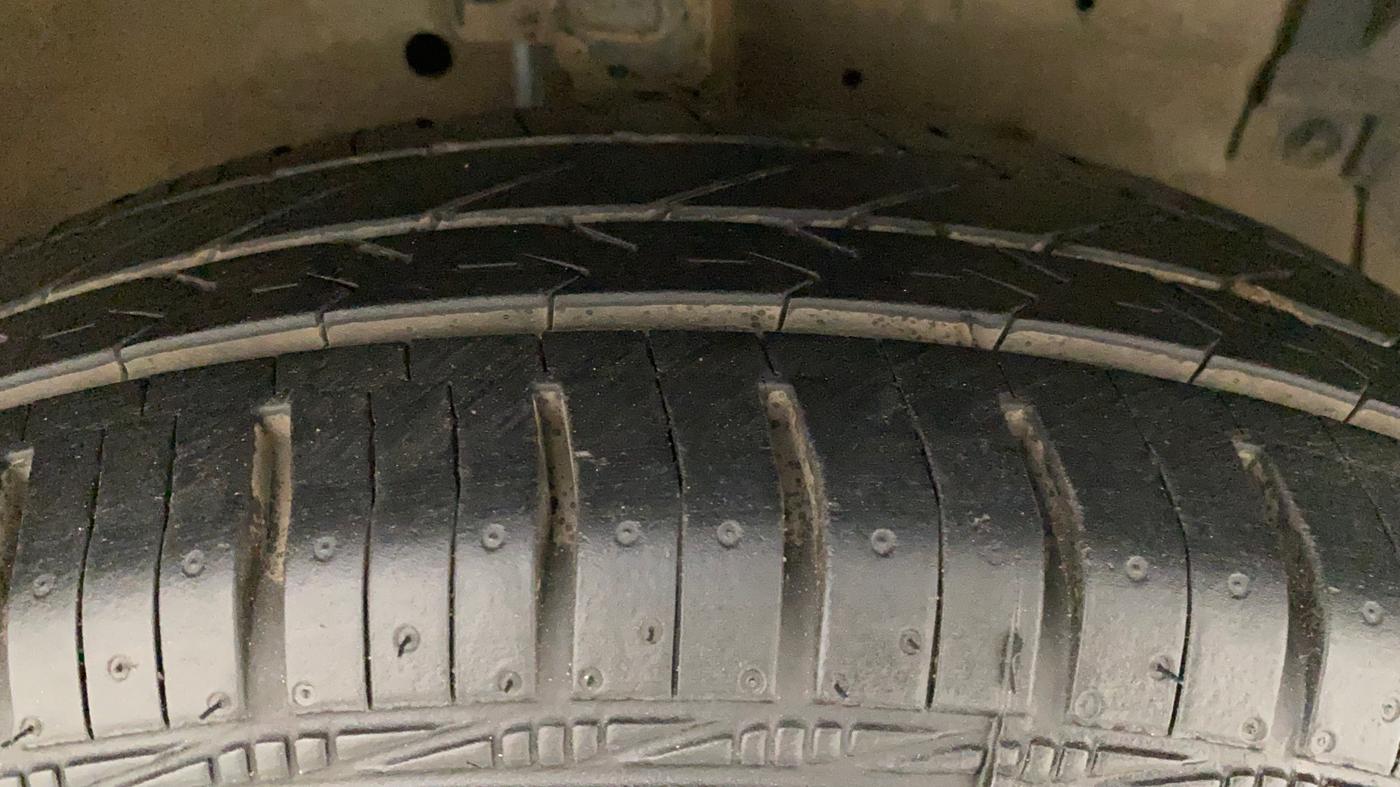 2012 Maruti Swift VXI, Petrol, Manual, 1,09,948 km, Right Front Tyre Tread