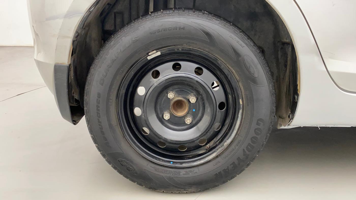 2012 Maruti Swift VXI, Petrol, Manual, 1,09,948 km, Right Rear Wheel