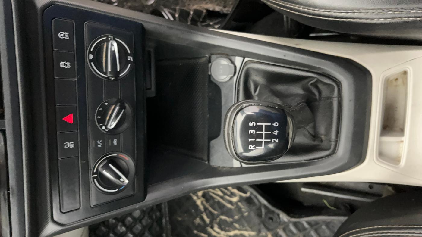 2022 Volkswagen TAIGUN COMFORTLINE 1.0 TSI MT, Petrol, Manual, 62,840 km, Gear Lever