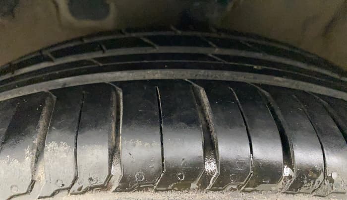 2011 Hyundai Verna FLUIDIC 1.4 VTVT, CNG, Manual, 37,023 km, Left Front Tyre Tread