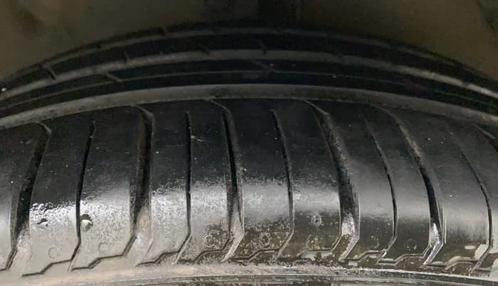 2011 Hyundai Verna FLUIDIC 1.4 VTVT, CNG, Manual, 37,023 km, Right Front Tyre Tread