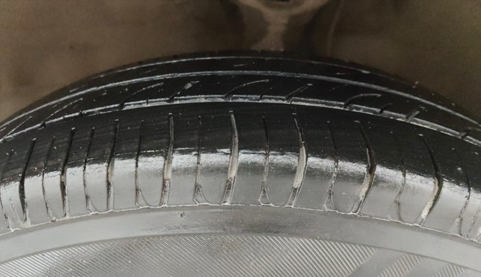 2014 Maruti Wagon R 1.0 LXI, Petrol, Manual, 51,625 km, Left Front Tyre Tread