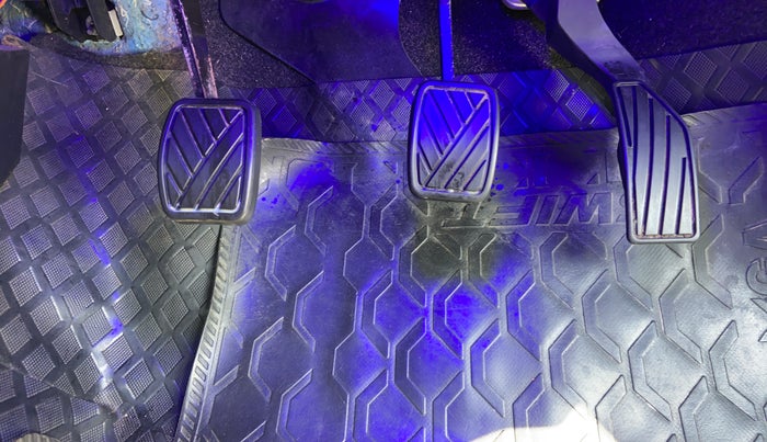 2014 Maruti Swift VXI, Petrol, Manual, 51,772 km, Pedals