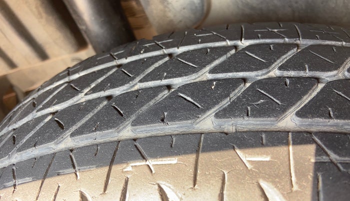 2014 Maruti Swift VXI, Petrol, Manual, 51,772 km, Right Rear Tyre Tread