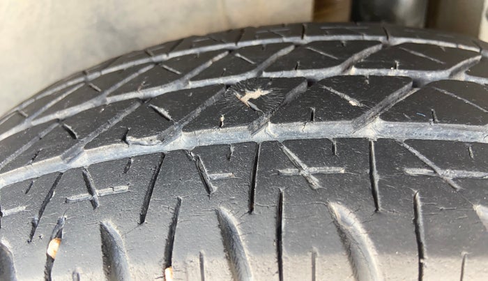 2014 Maruti Swift VXI, Petrol, Manual, 51,772 km, Left Rear Tyre Tread