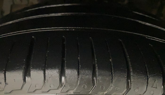 2015 Maruti Ciaz ZXI, Petrol, Manual, 74,839 km, Left Front Tyre Tread