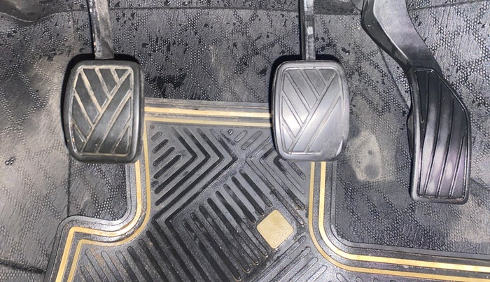 2015 Maruti Ciaz ZXI, Petrol, Manual, 74,839 km, Pedals