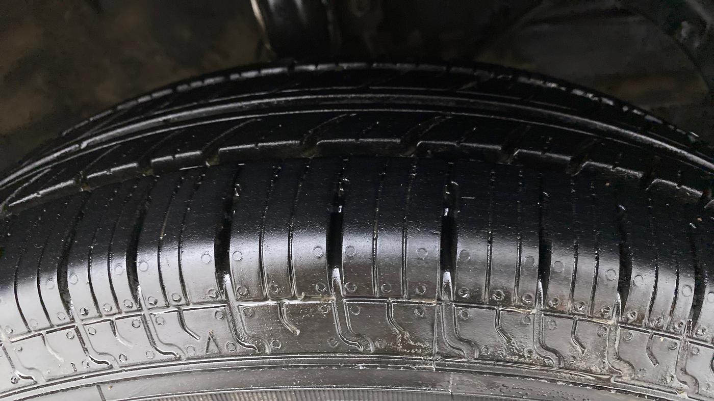 2017 Maruti Dzire VXI AMT, Petrol, Automatic, 64,368 km, Right Front Tyre Tread