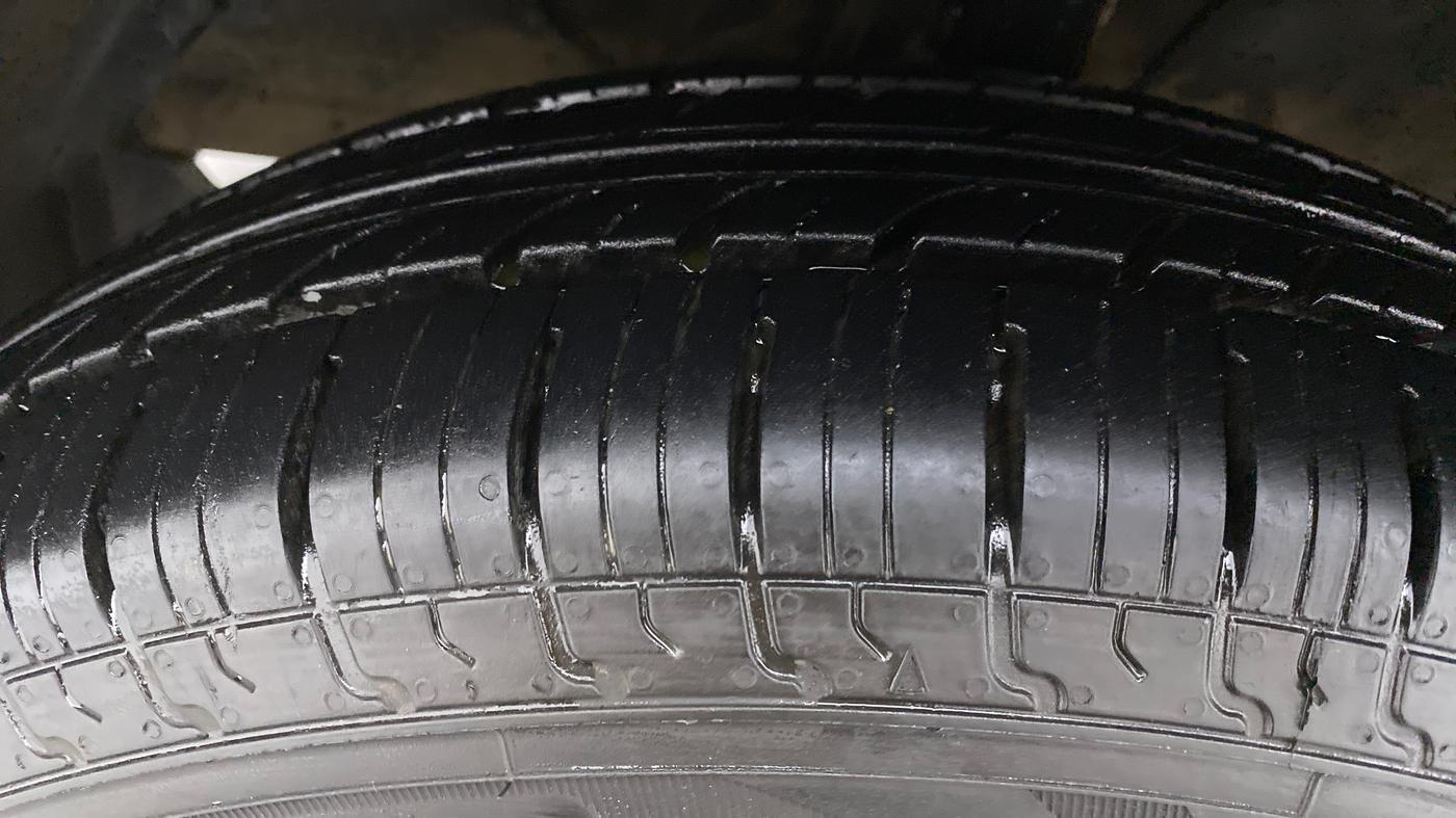 2017 Maruti Dzire VXI AMT, Petrol, Automatic, 64,368 km, Left Front Tyre Tread