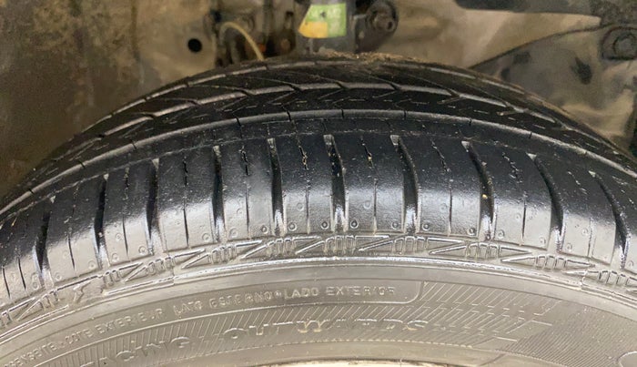 2013 Honda Brio V MT, Petrol, Manual, 41,753 km, Right Front Tyre Tread