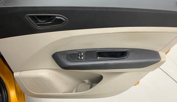 2019 Renault TRIBER 1.0 RXL PETROL, CNG, Manual, 62,247 km, Driver Side Door Panels Control