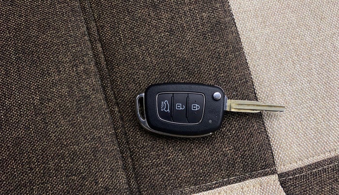 2019 Hyundai VENUE S 1.2, Petrol, Manual, 16,197 km, Key Close Up