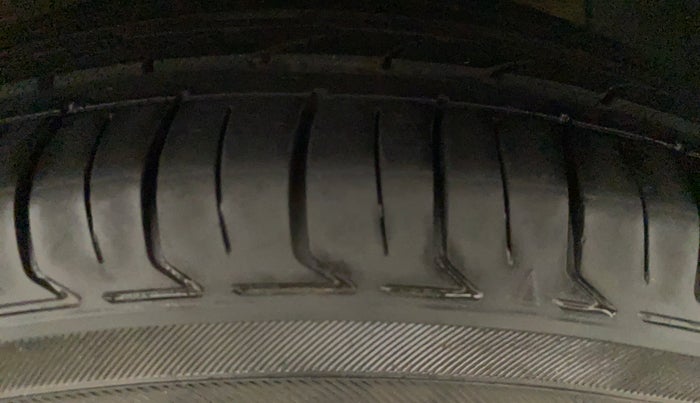 2018 Hyundai Grand i10 SPORTZ (O) AT 1.2 KAPPA VTVT, Petrol, Automatic, 65,001 km, Right Front Tyre Tread