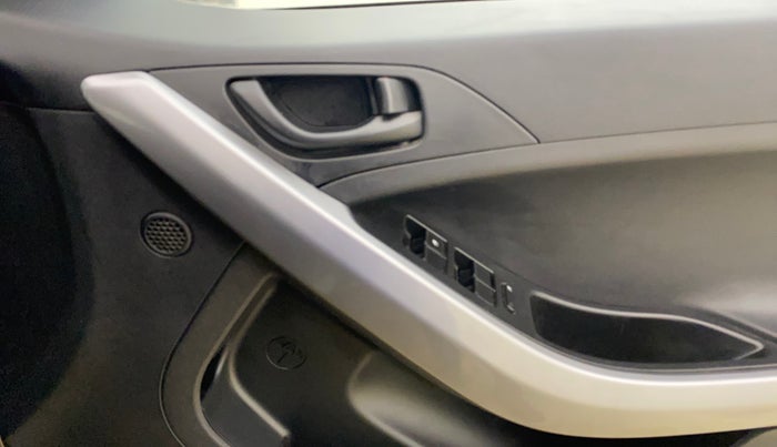 2022 Tata NEXON XMA SUNROOF PETROL, Petrol, Automatic, 50,596 km, Driver Side Door Panels Control