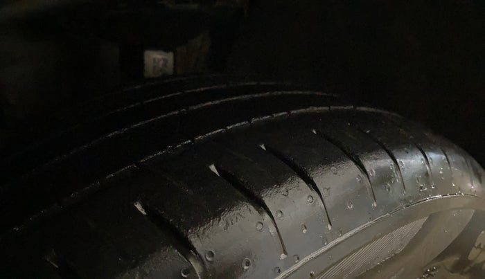 2021 Skoda KUSHAQ STYLE 1.0L TSI AT, Petrol, Automatic, 95,540 km, Left Front Tyre Tread