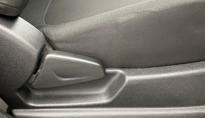 2019 Renault Kwid 1.0 RXT Opt, Petrol, Manual, 19,318 km, Driver Side Adjustment Panel