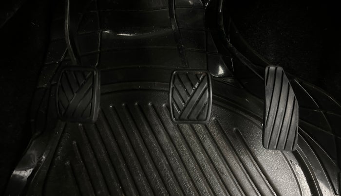 2015 Maruti Wagon R 1.0 LXI, Petrol, Manual, 52,802 km, Pedals