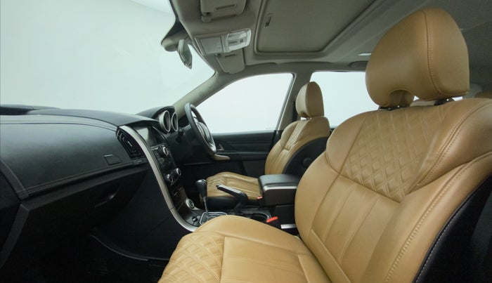 2018 Mahindra XUV500 W11 (O) AT, Diesel, Automatic, 79,285 km, Right Side Front Door Cabin