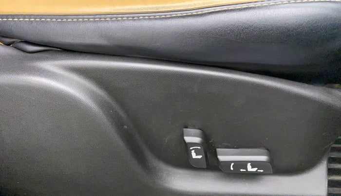 2018 Mahindra XUV500 W11 (O) AT, Diesel, Automatic, 79,285 km, Driver Side Adjustment Panel