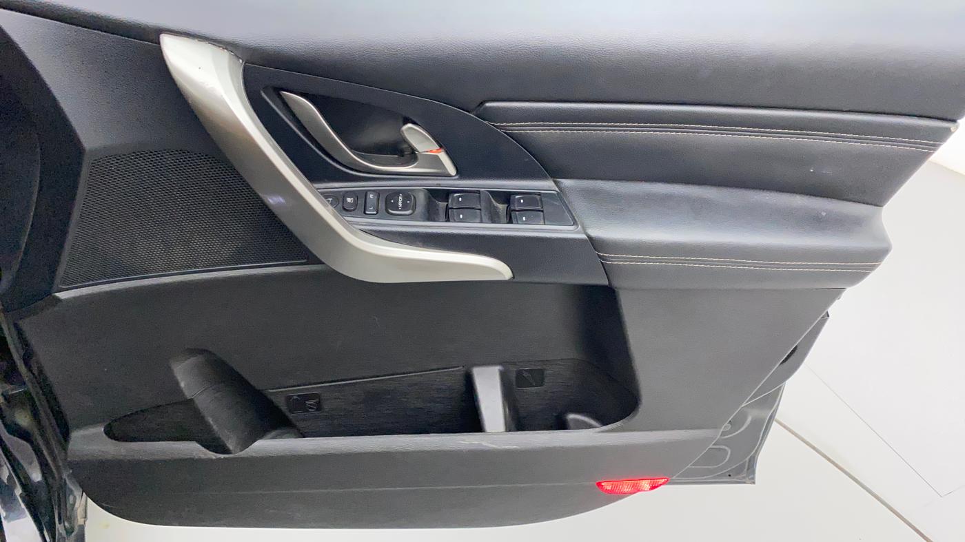 2018 Mahindra XUV500 W11 (O) AT, Diesel, Automatic, 79,285 km, Driver Side Door Panels Control