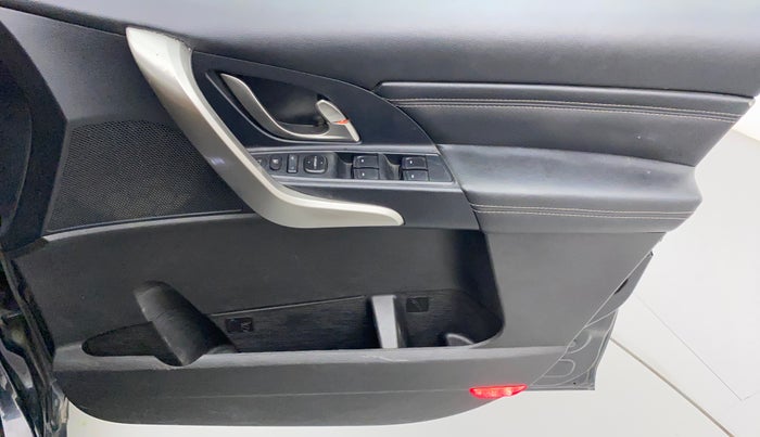 2018 Mahindra XUV500 W11 (O) AT, Diesel, Automatic, 79,285 km, Driver Side Door Panels Control