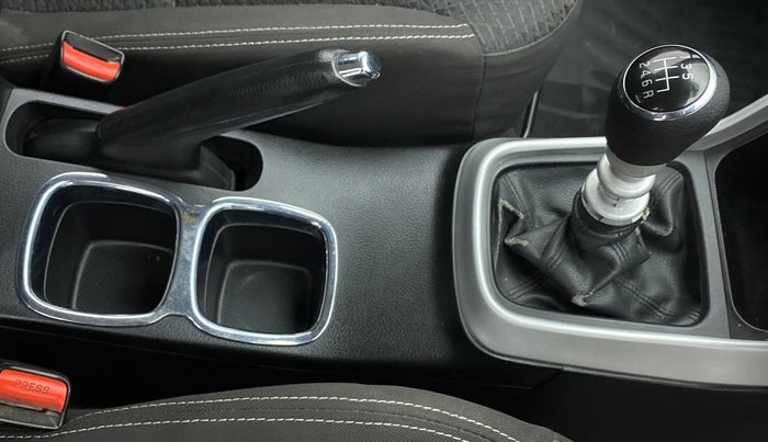 2015 Maruti S Cross ZETA 1.6, Diesel, Manual, 94,891 km, Gear Lever