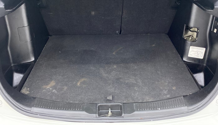 2015 Maruti S Cross ZETA 1.6, Diesel, Manual, 94,891 km, Boot Inside
