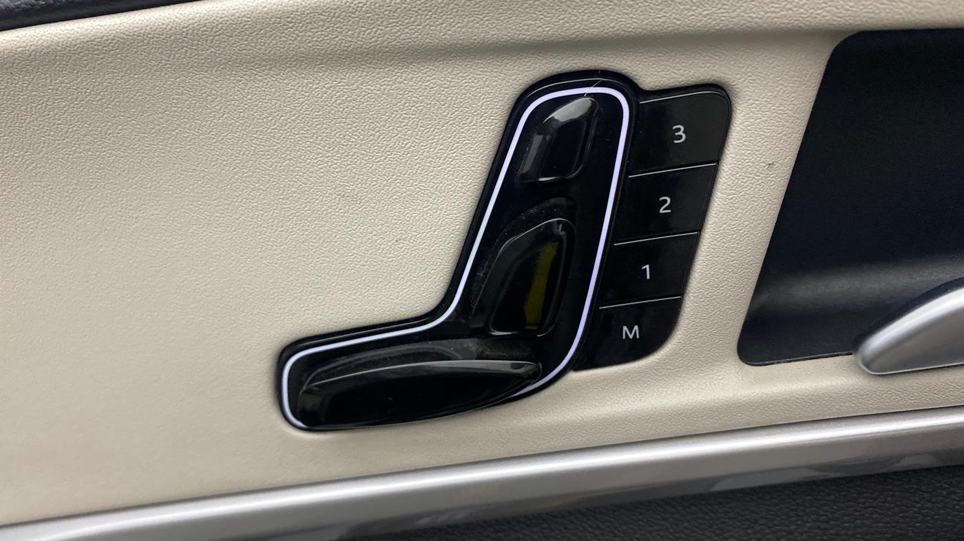 2023 Mahindra XUV700 AX 7 D AT 7 STR, Diesel, Automatic, 83,843 km, Driver Side Adjustment Panel