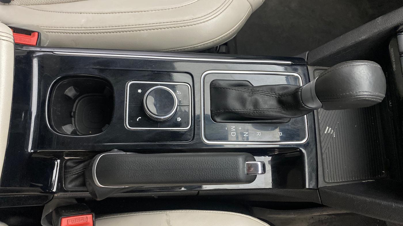 2023 Mahindra XUV700 AX 7 D AT 7 STR, Diesel, Automatic, 83,843 km, Gear Lever