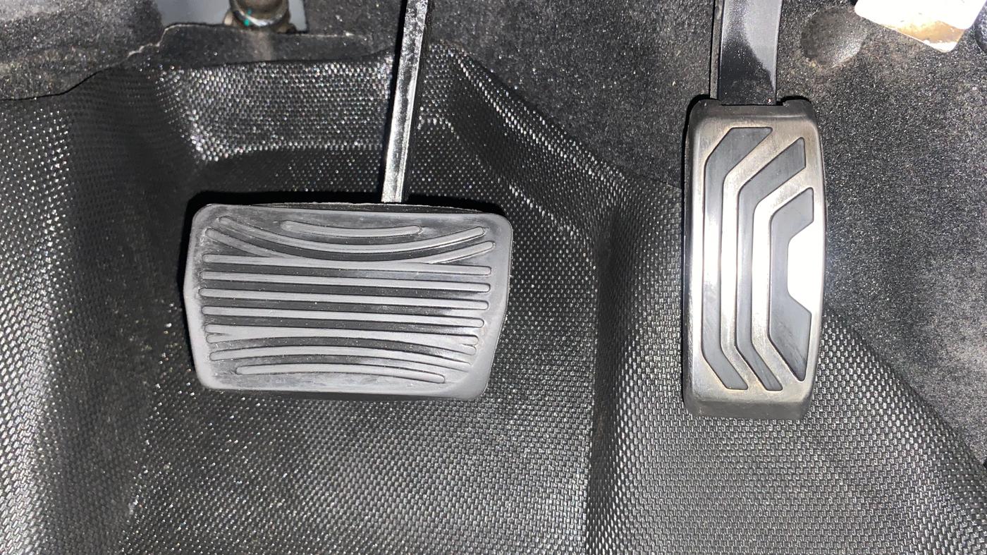 2023 Mahindra XUV700 AX 7 D AT 7 STR, Diesel, Automatic, 83,843 km, Pedals