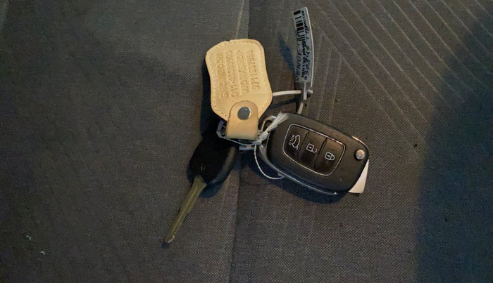 2019 Hyundai VENUE SX 1.0 TURBO DUAL TONE, Petrol, Manual, 74,862 km, Key Close Up