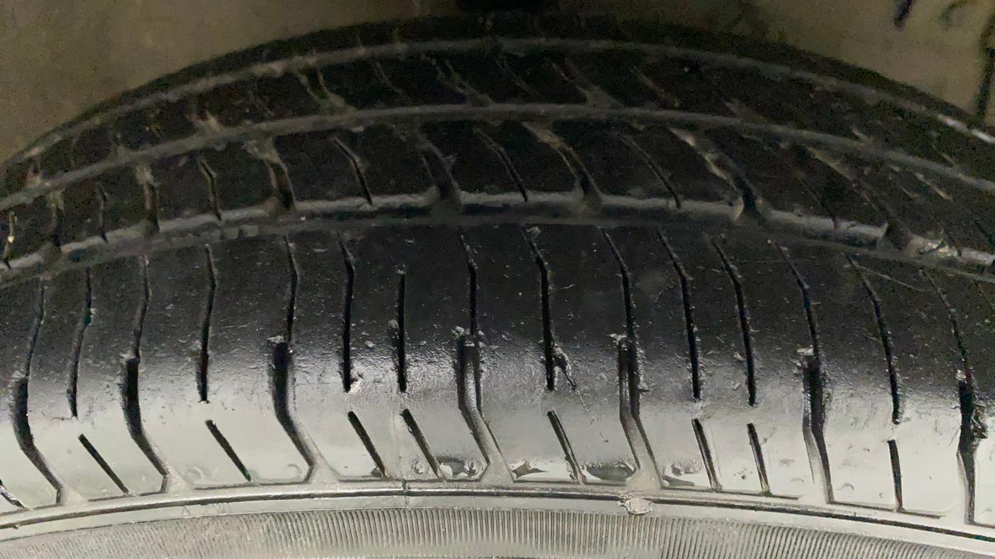 2013 Maruti Swift VXI, Petrol, Manual, 78,264 km, Right Front Tyre Tread