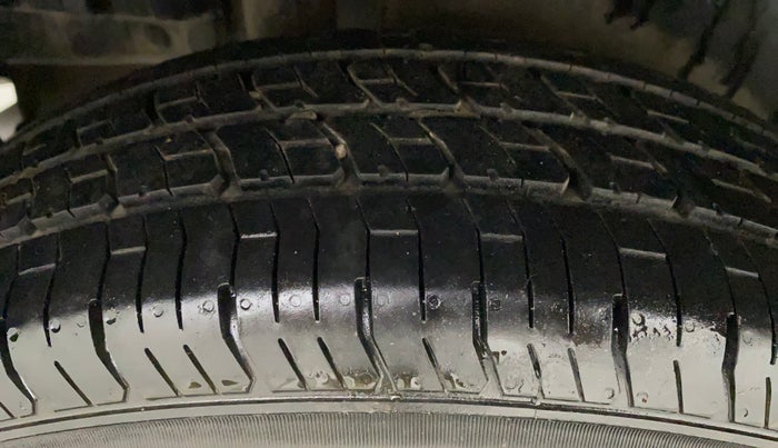 2013 Maruti Swift VXI, Petrol, Manual, 78,264 km, Right Rear Tyre Tread