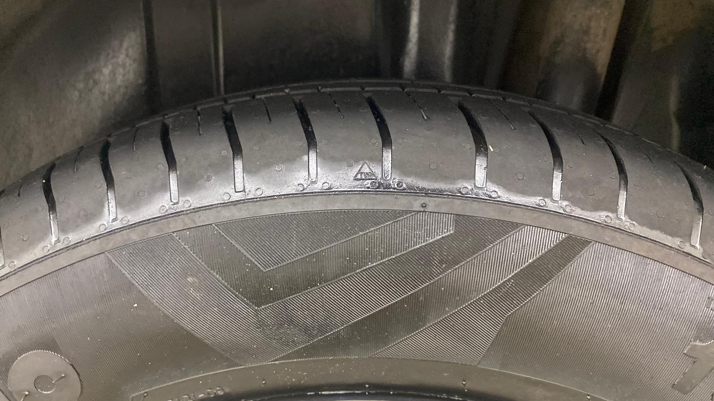 2014 Maruti SX4 VXI, Petrol, Manual, 1,08,881 km, Left Rear Tyre Tread
